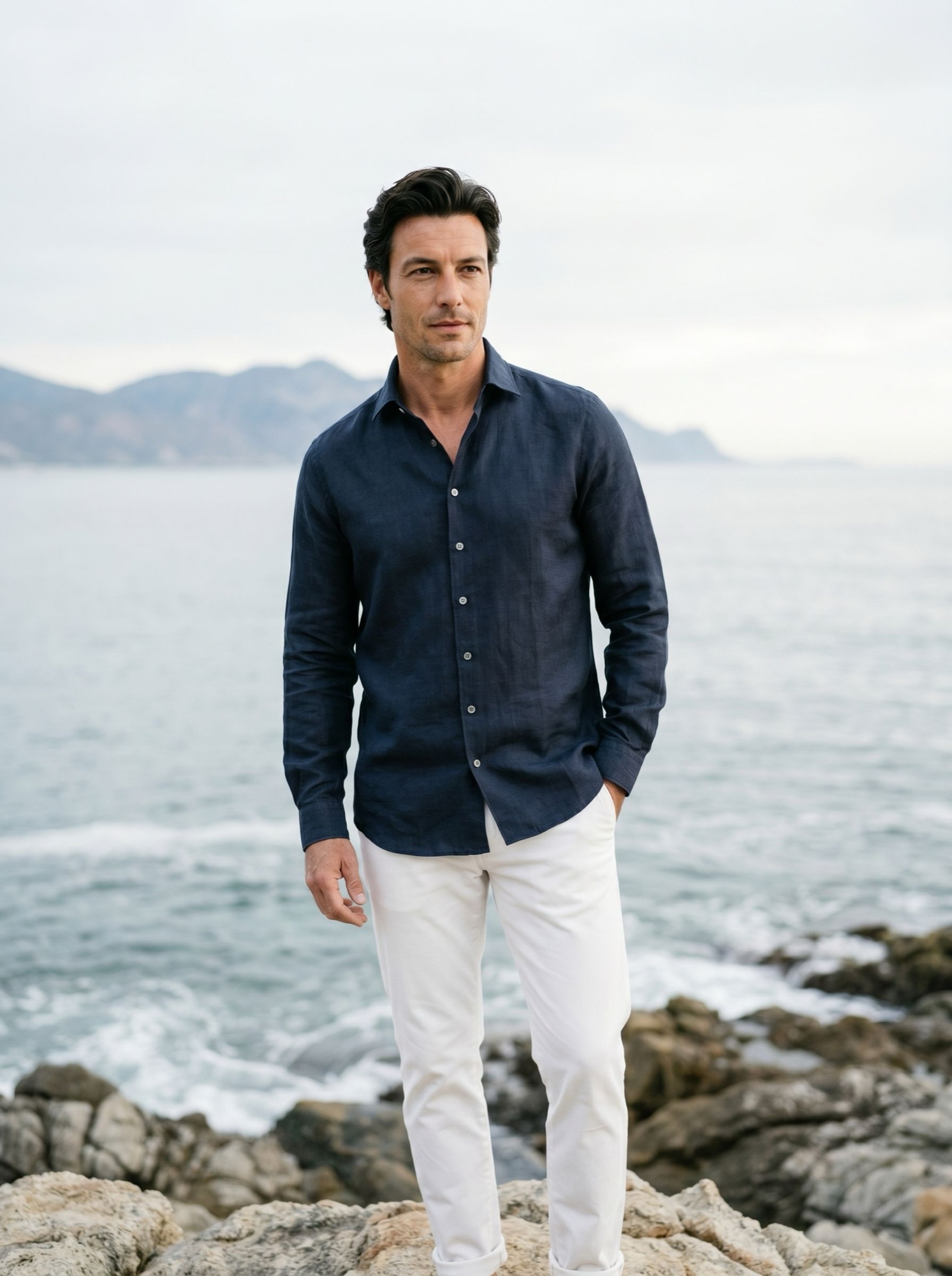 Linen shirt in midnight blue at the coast